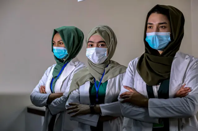 دکترها و پرستاران زن افغان در کابل پس از تصمیم طالبان مبنی بر منع تحصیل زنان در موسسات آموزشی طبی