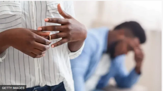 Aworan iyawo to n bọ oruka igbeyawo danu, ati ọkọ to dorikodo