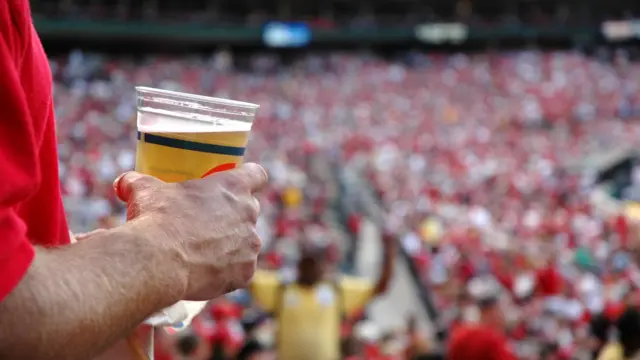 மைதானத்தில் மதுபானம்