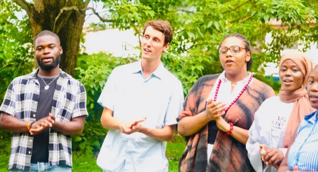 Àwọn akẹ́kọ̀ọ́ tí wọ́n ń kọ́ nípa èdè Yorùbá tí wọ́n ń kọrin