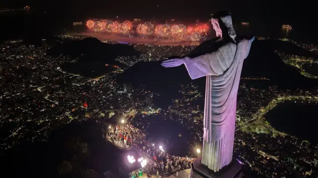 Pogled na čuvenu plažu Kopakabana u Rio de Žaneiru