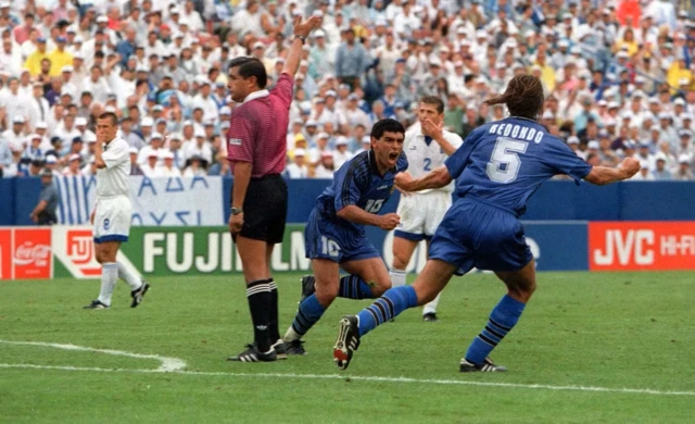 دييغو مارادونا يحتفل بتسجيله هدفًا للأرجنتين ضد اليونان في مونديال 1994