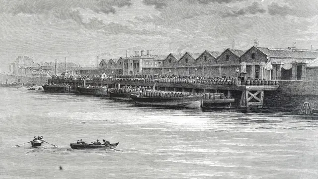 یک طرح سیاه و سفید که ساختمان‌های کنار دریا را نشان می‌دهد و قایق‌هایی که در آنها بشکه‌های آبجو هست