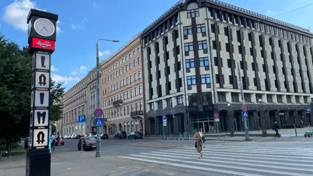 Sat na početku Ulice slobode u Rigi