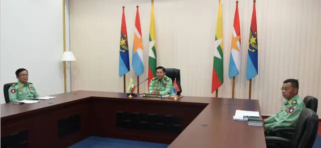 ဒုတိယဗိုလ်ချုပ်ကြီးအောင်လင်းဒွေး နဲ့ ဒုတိယဗိုလ်ချုပ်ကြီးရဲဝင်းဦးကို ဗိုလ်ချုပ်မှူးကြီးမင်းအောင်လှိုင် နဲ့အတူတွေ့ရစဉ်