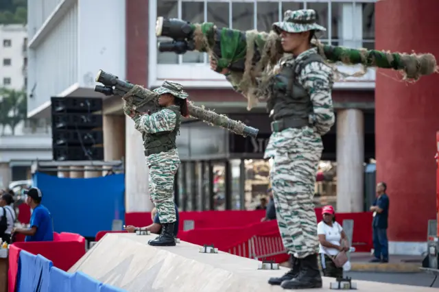 Miembros de la Milicia Bolivariana de Venezuela hacen guardia durante una manifestación progubernamental en Caracas.