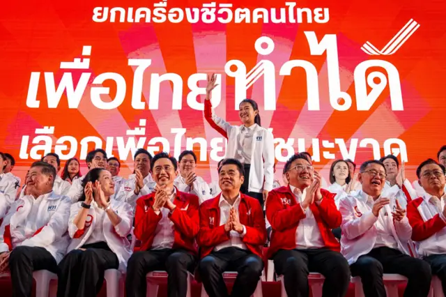 แพทองธาร ชินวัตร อดีตนายกฯ คนที่ 31 ปรากฏตัวบนเวทีปราศรัยที่ลานคนเมือง กทม. เพื่อให้กำลังใจแคนดิเดตนายกฯ และผู้สมัคร สส.กทม. 33 เขต