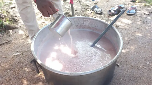 "කන්න කියලා බත්,මාළු පිනි වර්ග මොකුත් නෑ.තියෙන හාල් ටිකෙන් කැඳ හදාගන්නවා.හැමොටම කැඳ හදන්න හාල් තිබුණේ නෑ.විවිධ සංවිධාන හා මිනිස්සු ළඟ තිබුණ හාල් එකතු කරලා තමයි කැඳ හැදුවේ."