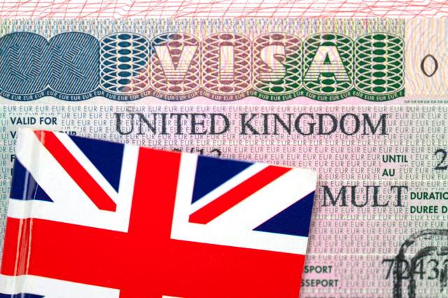 Montagem com visto britânico e bandeira do Reino Unido