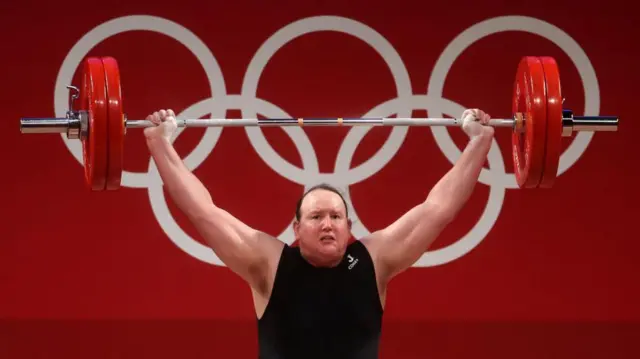 Laurel Hubbard z Nowej Zelandii rywalizuje w podnoszeniu ciężarów kobiet w kategorii +87 kg podczas igrzysk olimpijskich Tokio 2020, 2 sierpnia 2021 roku w Tokio.
