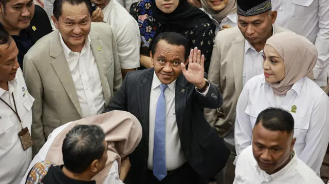 Menteri ESDM Bahlil Lahadalia (tengah) melambaikan tangan usai mengikuti rapat kerja dengan Komisi XII DPR di Kompleks Parlemen, Senayan, Jakarta, Senin (15/6/2026). 