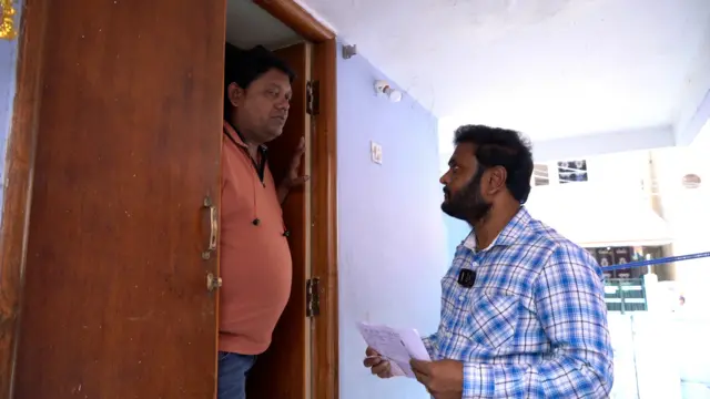 వరప్రసాద్‌తో మాట్లాడుతున్న బీబీసీ ప్రతినిధి