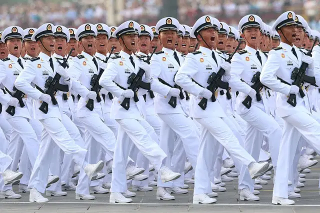 Żołnierze odbywają próbę przed paradą wojskową z okazji 80. rocznicy zwycięstwa nad Japonią i zakończenia II wojny światowej na placu Tiananmen.