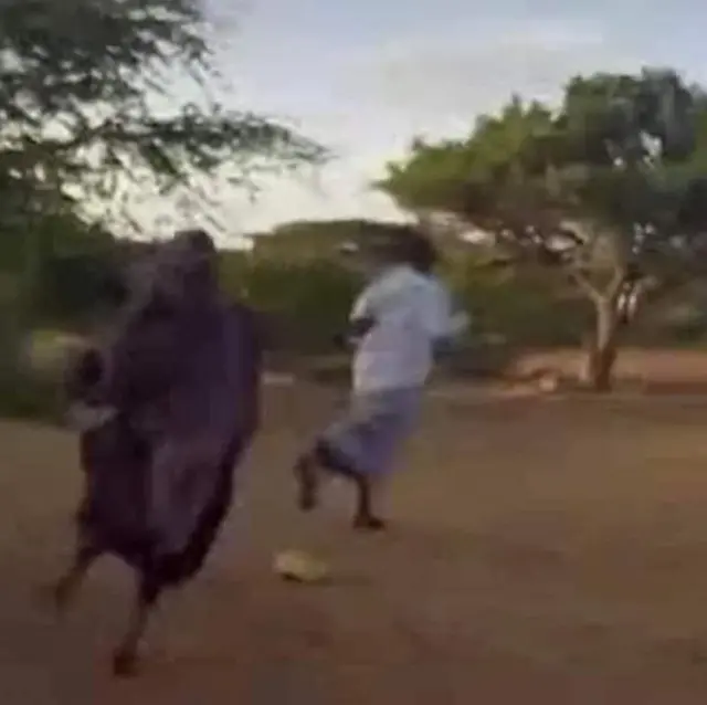 Waxaa jirtay dhowr dhacdo oo horay uga dhacday magaalooyin ay ka mid tahay Kismaayo iyadoo la arkayay haween garaacaya wiilal ay guriga ku ballamiyeen.