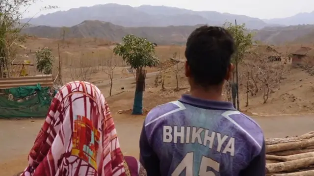 மகாராஷ்டிரா: 20 ஆண்டுகளாக தினசரி உயிரைப் பணயம் வைத்து வாழும் பழங்குடிகள் - ஏன் இந்த அவலம்?