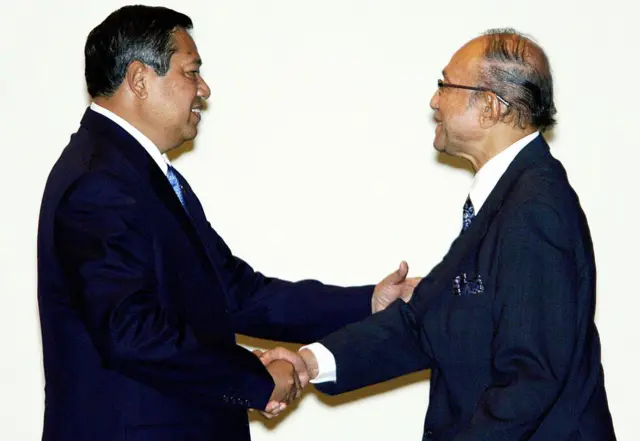 Presiden Indonesia Susilo Bambang Yudhoyono (kiri) menyambut mantan pemimpin Gerakan Aceh Merdeka (GAM) Malik Mahmoud dalam sebuah upacara di Jakarta pada 14 Agustus 2006, untuk memperingati satu tahun perjanjian damai Aceh. Yudhoyono memperingatkan bahwa masih diperlukan upaya lebih lanjut untuk memantapkan perdamaian di Aceh, sementara para pemimpin dunia memuji Indonesia dan mantan kelompok pemberontak dari provinsi tersebut karena telah mencapai peringatan satu tahun berakhirnya konflik mereka. Masyarakat Aceh dijadwalkan merayakan satu tahun perdamaian pada 15 Agustus, menyusul perjanjian damai yang ditandatangani dengan pemerintah pusat di Helsinki yang bertujuan mengakhiri konflik berdarah selama 29 tahun yang telah merenggut nyawa sekitar 15.000 orang. AFP PHOTO/Adek BERRY (Kredit foto harus mencantumkan
