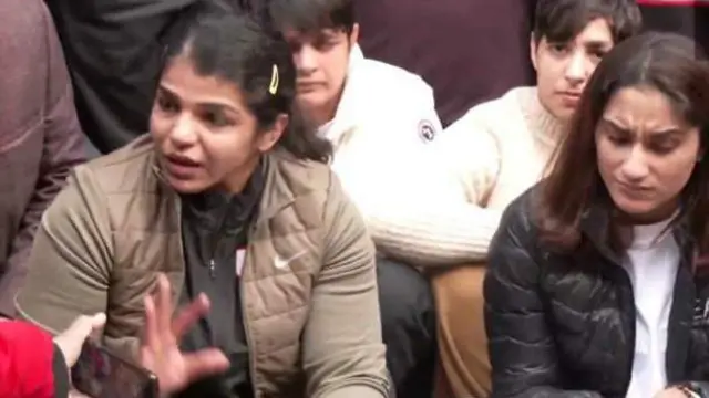 साक्षी मलिक- विनेश फोगाट 