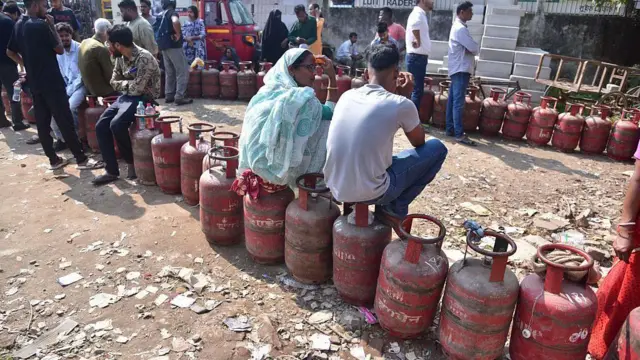 রান্নার গ্যাসের সিলিণ্ডারের জন্য লম্বা লাইন পড়ছে ভারতের অনেক শহরে
