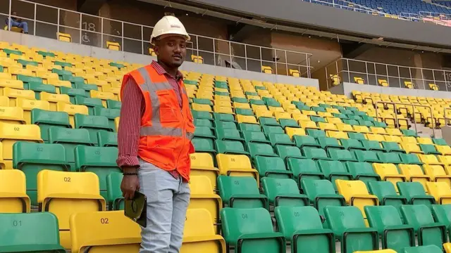 Patrice ahagaze iruhande rw'intebe z'amabara