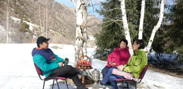 Бир жылдары Көл-Сууну нарындыктар өздөрү да этибарга алган эмес, маалымат аз болгон. Кызыл күрмө кийген Жыргал Өмүракунова ал жерде эң биринчи туристерди тозгон. 