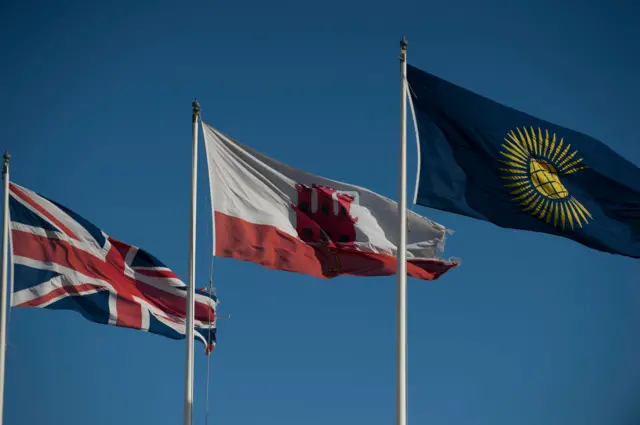 علما جبل طارق والمملكة المتحدة يرفرفان في جبل طارق، 1 يناير/كانون الثاني 2021، عقب التوصل إلى اتفاق ينظّم حركة العبور مع إسبانيا بعد خروج بريطانيا من الاتحاد الأوروبي.