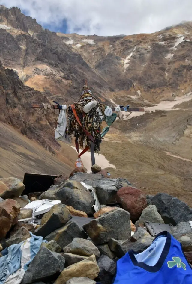 Croix placée sur le lieu d'inhumation des restes des personnes décédées lors de la tragédie des Andes en 1972.