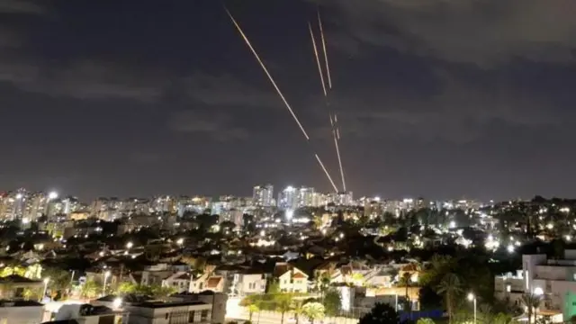 Foto mostra mísseis sendo interceptados no céu da cidadesuporte sportingbetAshkelon,suporte sportingbetIsrael