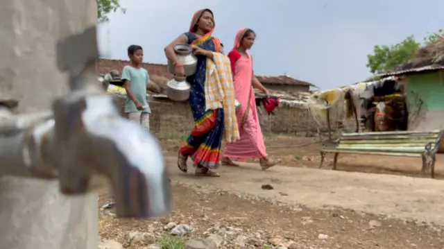 कोरडे नळ आणि हंडे भरून आणणाऱ्या महिला 