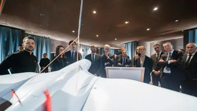 Президент Зеленський демонструє західним партнерам останні українські розробки ОПК, зокрема безпілотники, 24 лютого 2025 року