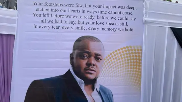 Foto gosiri ụfọdụ ihe nkọwa banyere ya dịka a na-akwado olili ozu ya