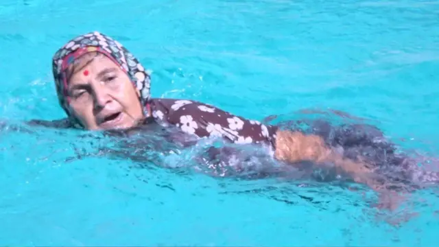 जयंती काळे स्विमिंग करताना