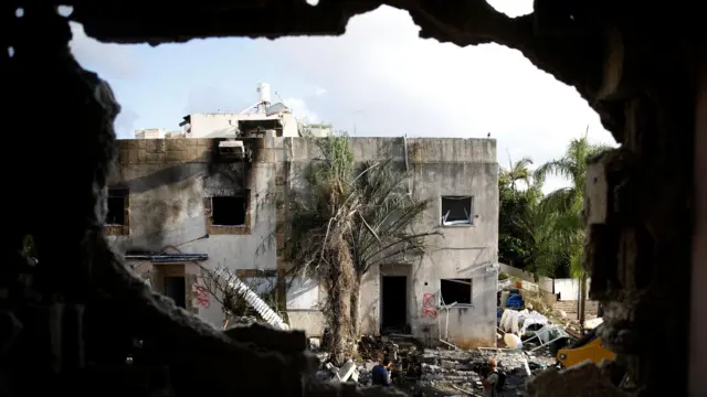 صور تظهر آثار دمار منزل.