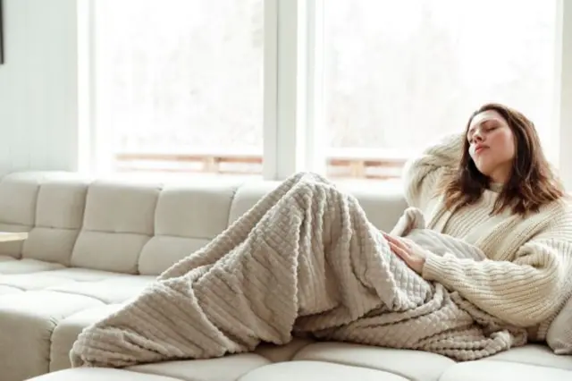 व्हिटॅमिन सी समृद्ध असलेले पदार्थ लोह शोषण्यास मदत करतात. दुसरीकडे, जर जेवणात लोहाची कमतरता असेल किंवा तुम्ही खूप चहा-कॉफी प्यायली तर लोह शोषण्यास अडथळा येतो. तथापि, जर अन्नाद्वारे कमतरता पूर्ण होत नसेल तर पूरक आहार घेणे आवश्यक आहे. गरज भासल्यास रक्तही घेता येते, असे प्राध्यापक आलम यांनी सांगितले. मात्र हे सर्व उपचार घेण्याआधी डॉक्टरांकडून तपासणी करुन घेतली पाहिजे.तुम्‍हाला अॅनिमियाचा त्रास होत असल्‍यास, प्रथम तुम्‍हाला ते किती गंभीर आहे हे जाणून घेणे आवश्‍यक आहे. त्यामागील कारण शोधून त्यानुसार कार्यवाही करावी. अॅनिमियावर उपचार करण्यापेक्षा प्रतिबंध चांगला आहे. 