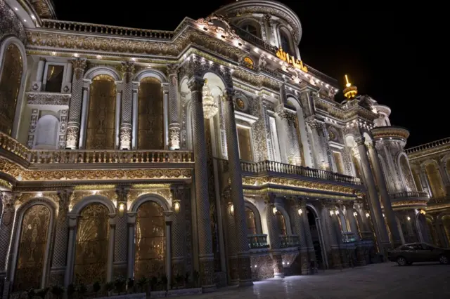یک تالار عروسی در کابل در شب