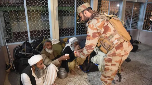 మిలిటెంట్ల నుంచి బయటపడ్డ ప్రయాణికులు