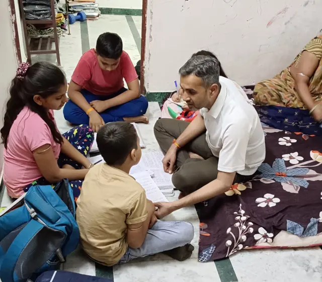 પરિવારને ખબર ન પડે એ રીતે રાત્રે રિક્ષા ચલાવે છે