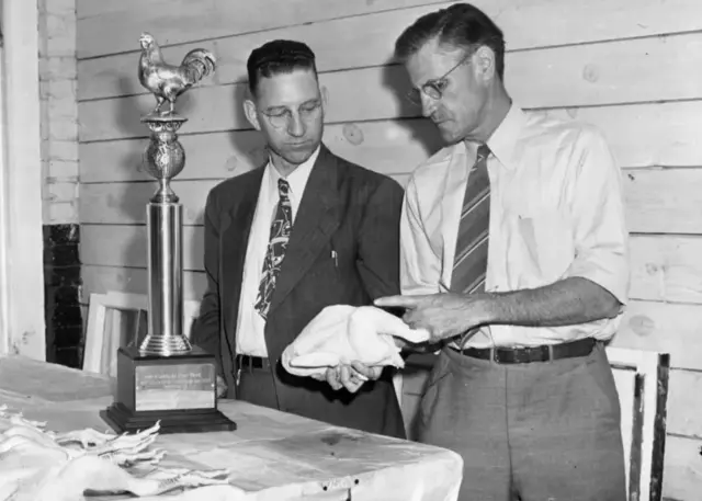 Deux hommes avec un poulet