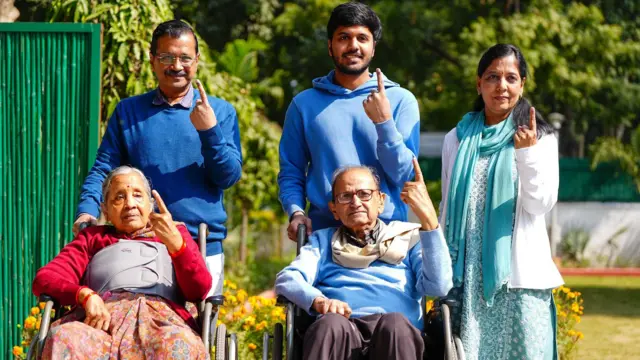 दिल्लीचे माजी मुख्यमंत्री अरविंद केजरीवाल यांनी सहकुटुंब बजावला मतदानाचा हक्क 