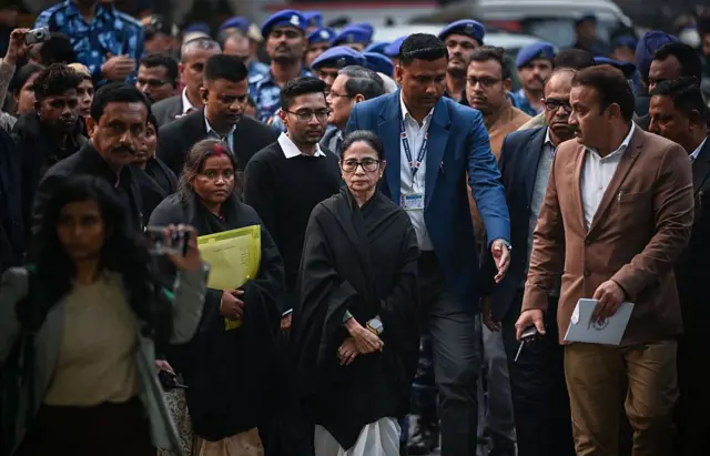 দিল্লিতে নির্বাচন কমিশনের বাইরে অভিষেক ব্যানার্জী এবং অন্যান্যদের সঙ্গে মুখ্যমন্ত্রী মমতা ব্যানার্জী।