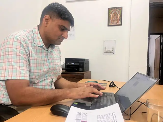 காவல் ஆய்வாளர் ராபின் தியாகியும் அவரது குழுவும், நீண்ட காலமாகத் தலைமறைவாக இருந்த குற்றவாளிகளைக் கைது செய்கின்றனர்