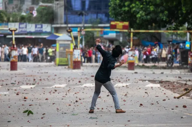 মঙ্গলবার ঢাকা ও দেশের অনেক স্থানে সহিংসতার ঘটনা ঘটেছে