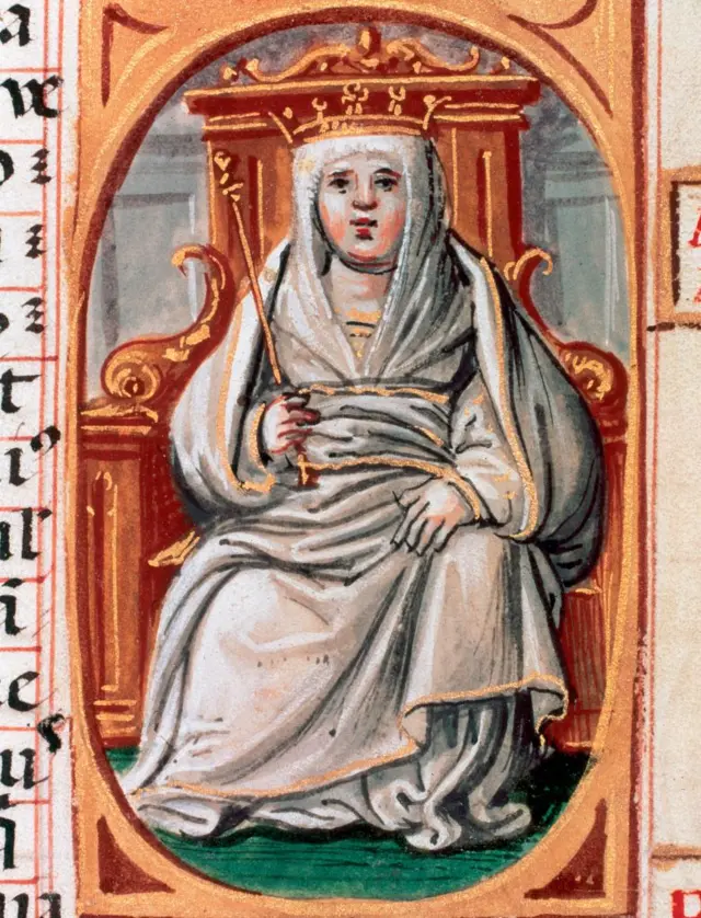 Urraca sentada en el trono con su corona.