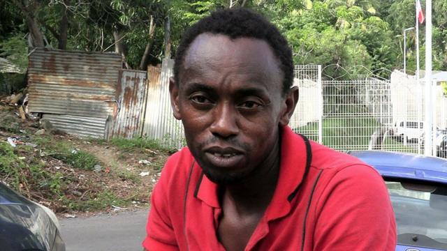 Homemjogo que dá para jogar no googlecamisa vermelha sentadojogo que dá para jogar no googlefrente a um centrojogo que dá para jogar no googledetenção 