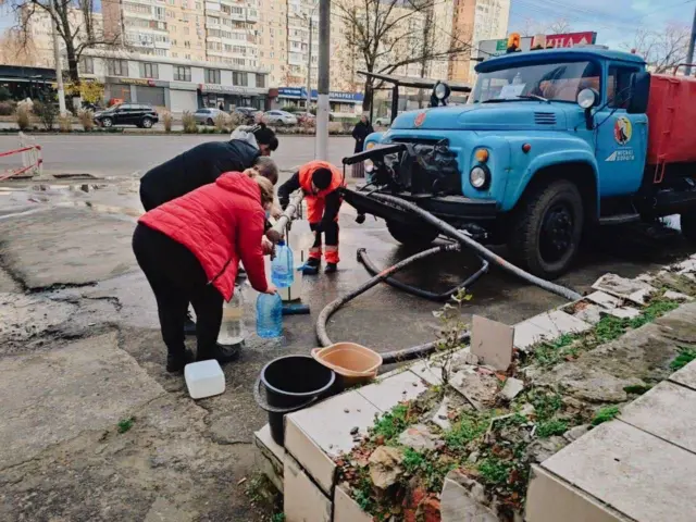 люди набирають технічну воду