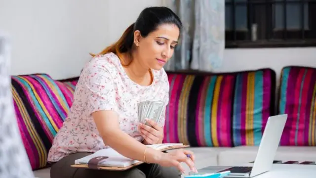 ਹਿਸਾਬ-ਕਿਤਾਬ ਕਰ ਰਹੀ ਮਹਿਲਾ ਦੀ ਸੰਕੇਤਕ ਤਸਵੀਰ