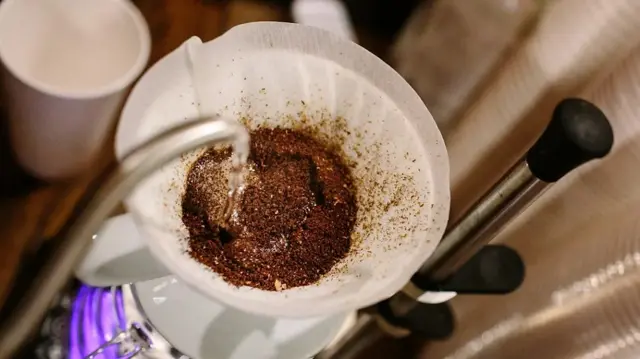 Préparation d'une tasse de café.