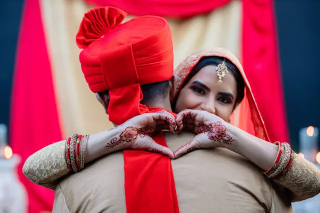 पहचान छिपाकर शादी 