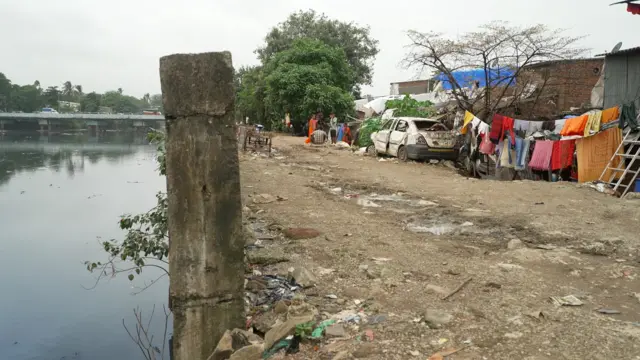 मिठी नदीच्या तीरावर वसलेली क्रांतीनगरची झोपडपट्टी