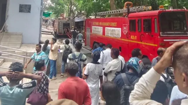 आग लगने के बाद दमकल में जुटे लोग 