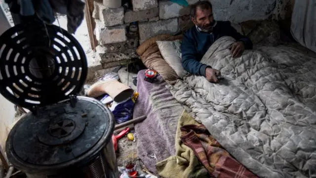 Гасан Ибрагимовдун үй-бүлөсү Алепподон сегиз жыл мурда көчүп келген. Алар Анкарада бош калган имаратта жашашат